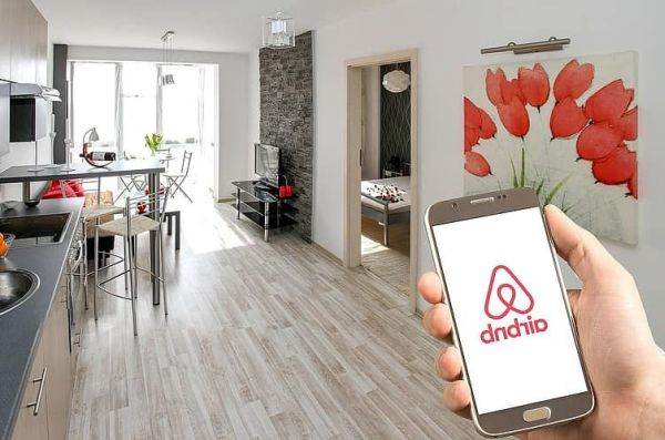 Airbnb introduce măsuri suplimentare pentru a preveni petrecerile de Halloween în locuinţele închiriate din SUA şi Canada